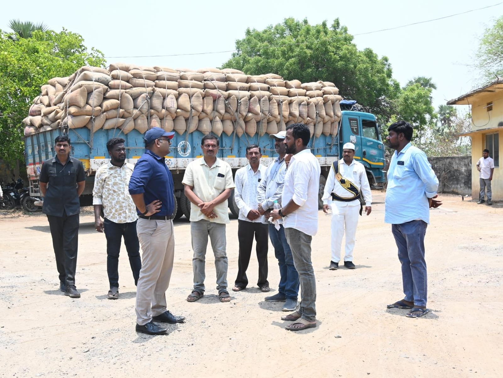 జిల్లాలో ప్రభుత్వం మార్క్‌ఫెడ్ ద్వారా కొనుగోలు చేసిన మొక్కజొన్న నిల్వ కోసం ప్రస్తుతం అందుబాటులో ఉన్న గోదాములకు